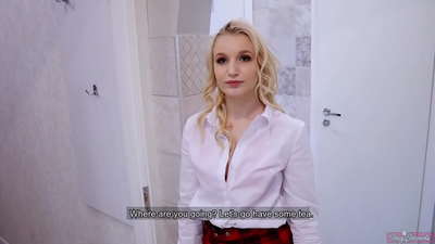 Mlada študentka prevara svojega fanta z njegovim prijateljem | POV in sperma v njeni pički!